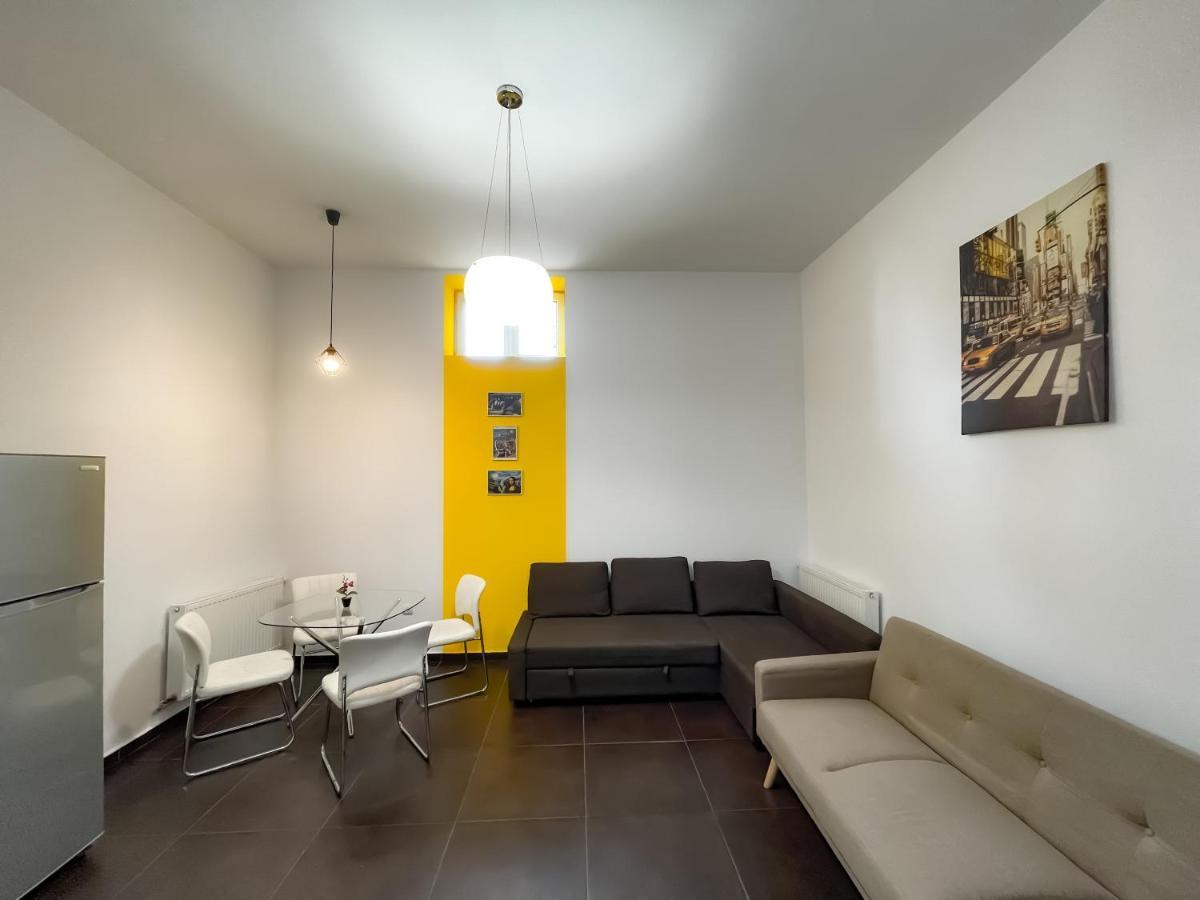 Ferienwohnung Cool Flat With Hot Tub In The Old Town Bukarest Exterior foto
