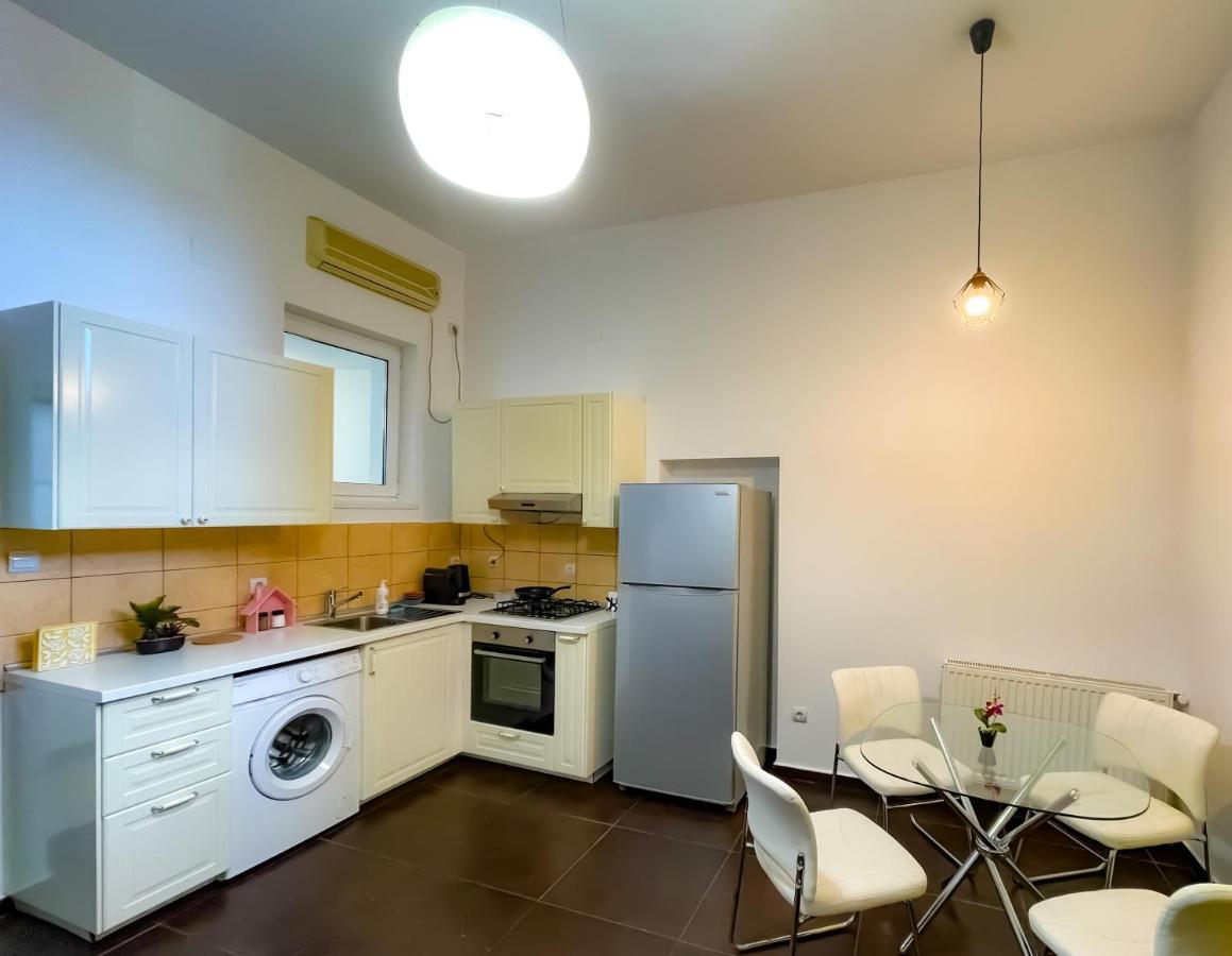 Ferienwohnung Cool Flat With Hot Tub In The Old Town Bukarest Exterior foto
