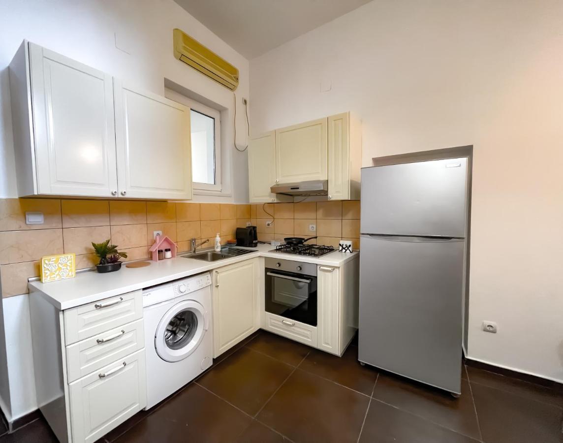 Ferienwohnung Cool Flat With Hot Tub In The Old Town Bukarest Exterior foto