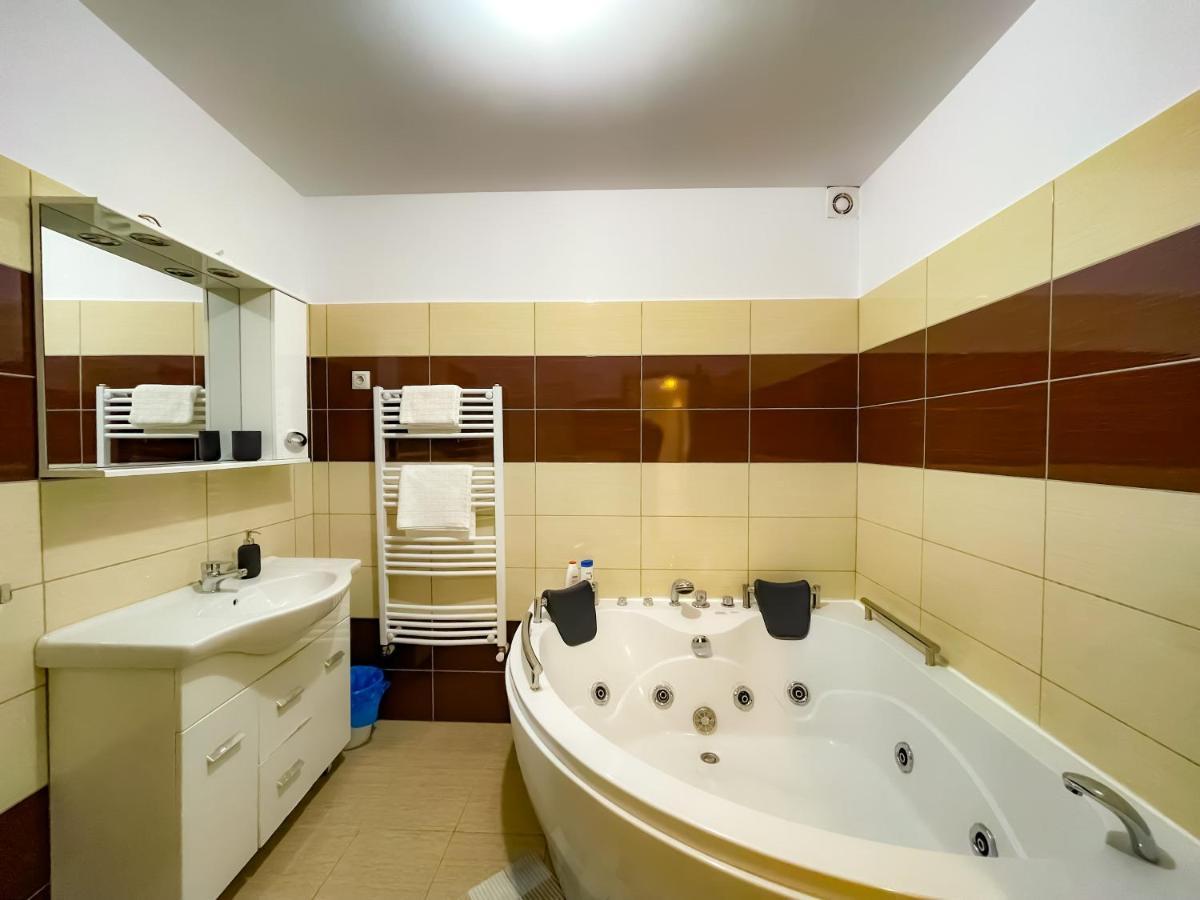 Ferienwohnung Cool Flat With Hot Tub In The Old Town Bukarest Exterior foto
