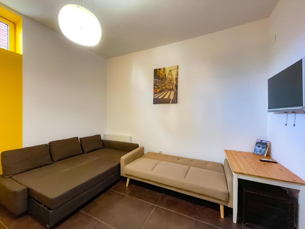 Ferienwohnung Cool Flat With Hot Tub In The Old Town Bukarest Exterior foto