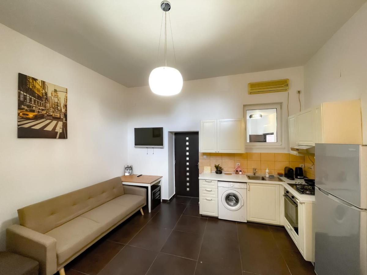 Ferienwohnung Cool Flat With Hot Tub In The Old Town Bukarest Exterior foto