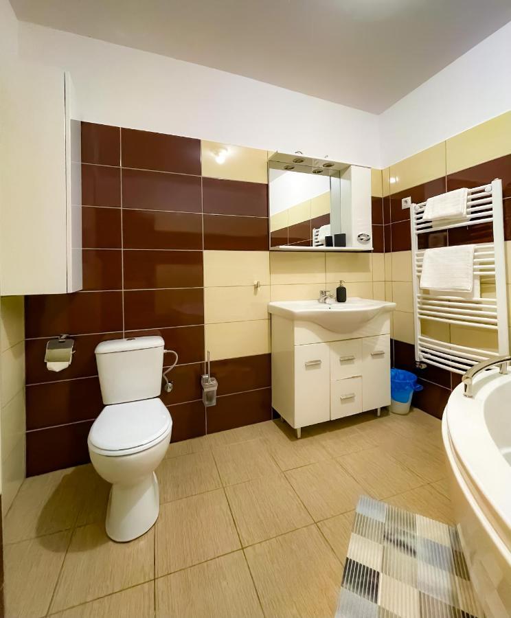 Ferienwohnung Cool Flat With Hot Tub In The Old Town Bukarest Exterior foto