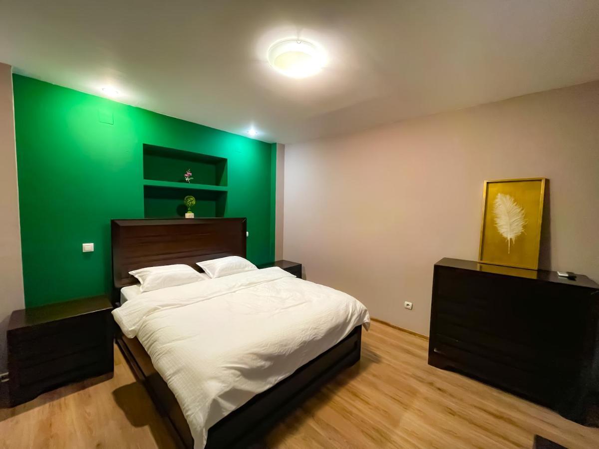 Ferienwohnung Cool Flat With Hot Tub In The Old Town Bukarest Exterior foto
