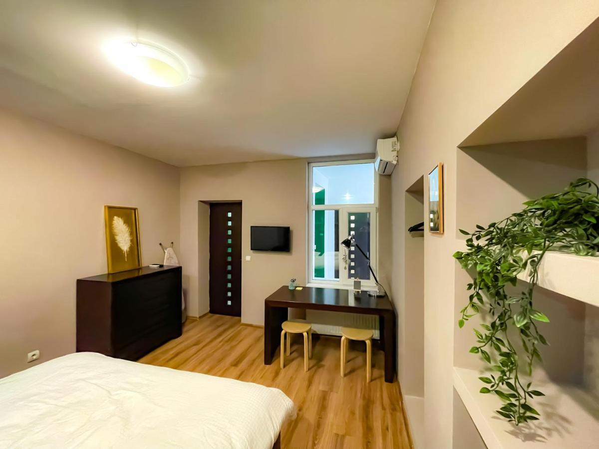 Ferienwohnung Cool Flat With Hot Tub In The Old Town Bukarest Exterior foto