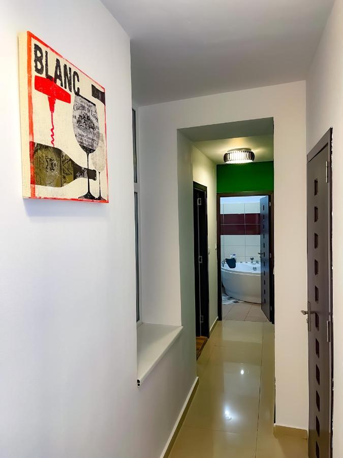 Ferienwohnung Cool Flat With Hot Tub In The Old Town Bukarest Exterior foto